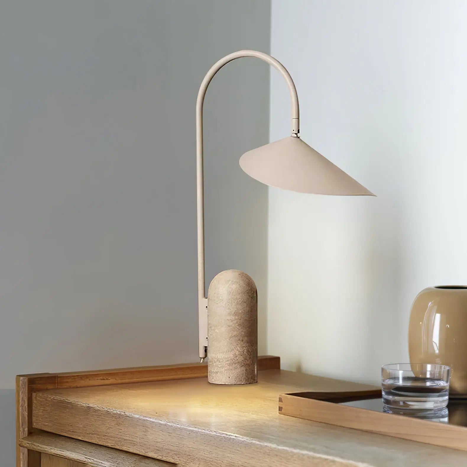 Conical cover table lamp