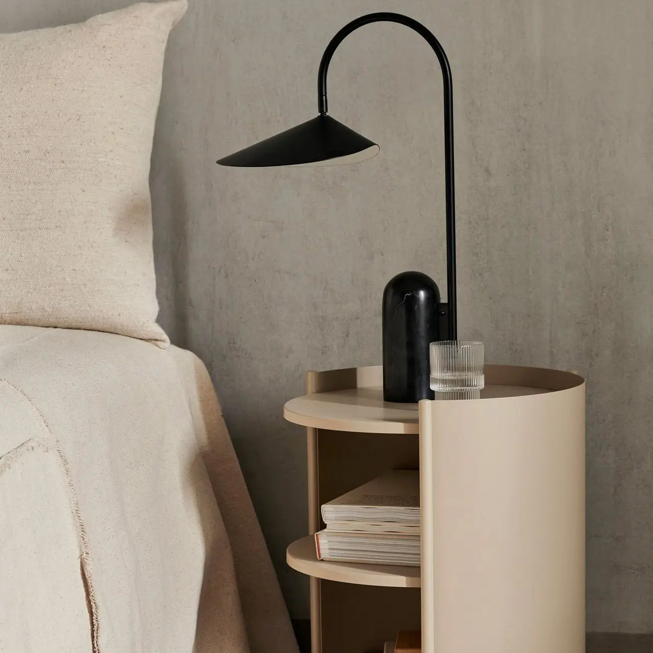 Conical cover table lamp