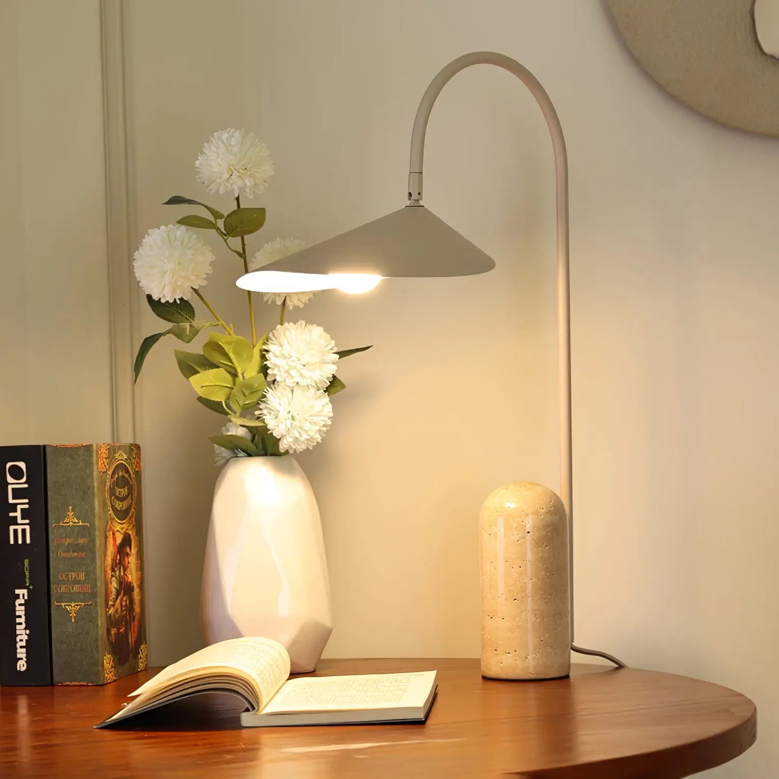 Conical cover table lamp
