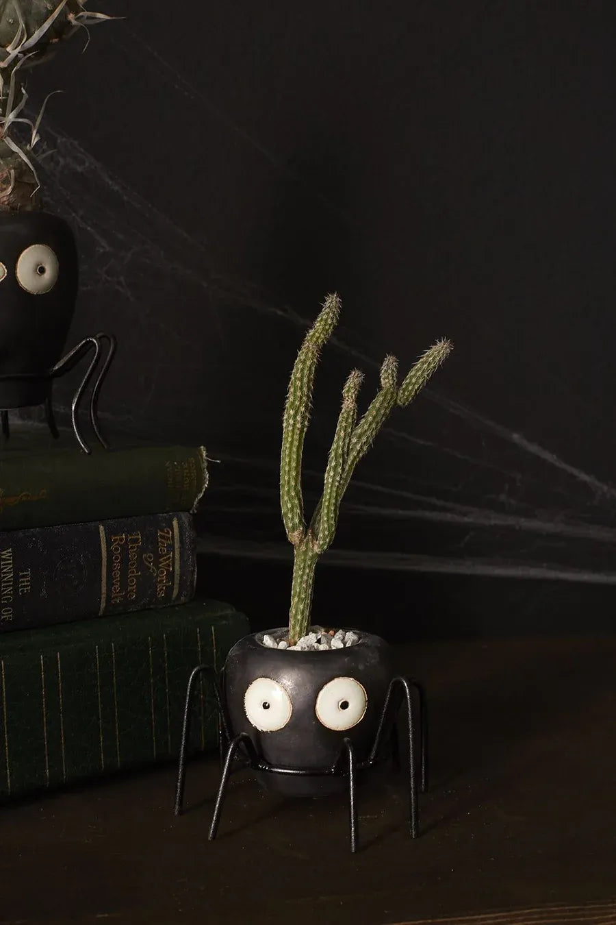 Wicked Cute Ceramic Spider Halloween Budvase Decor
