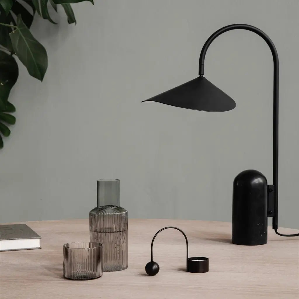 Conical cover table lamp